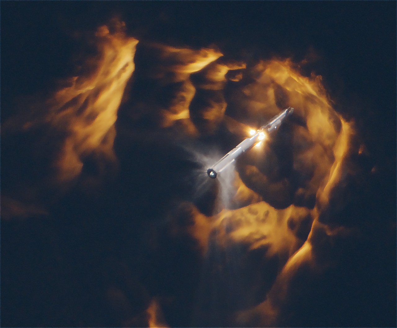 L’allumage du Starship, encore solidaire du Super Heavy, à environ 90 km d'altitude. © Space X